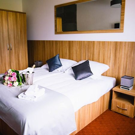 Hotel Turkovia Turek Bagian luar foto