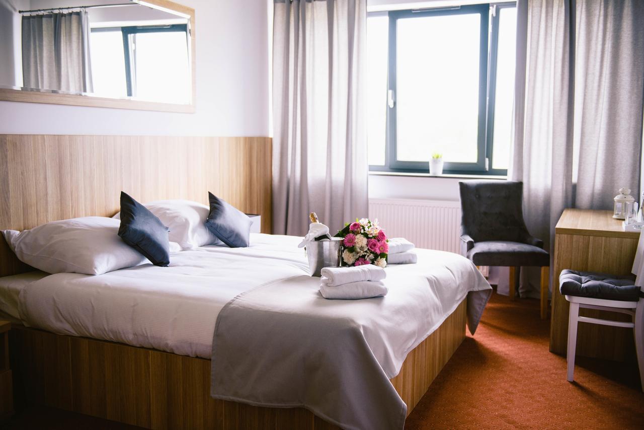 Hotel Turkovia Turek Bagian luar foto